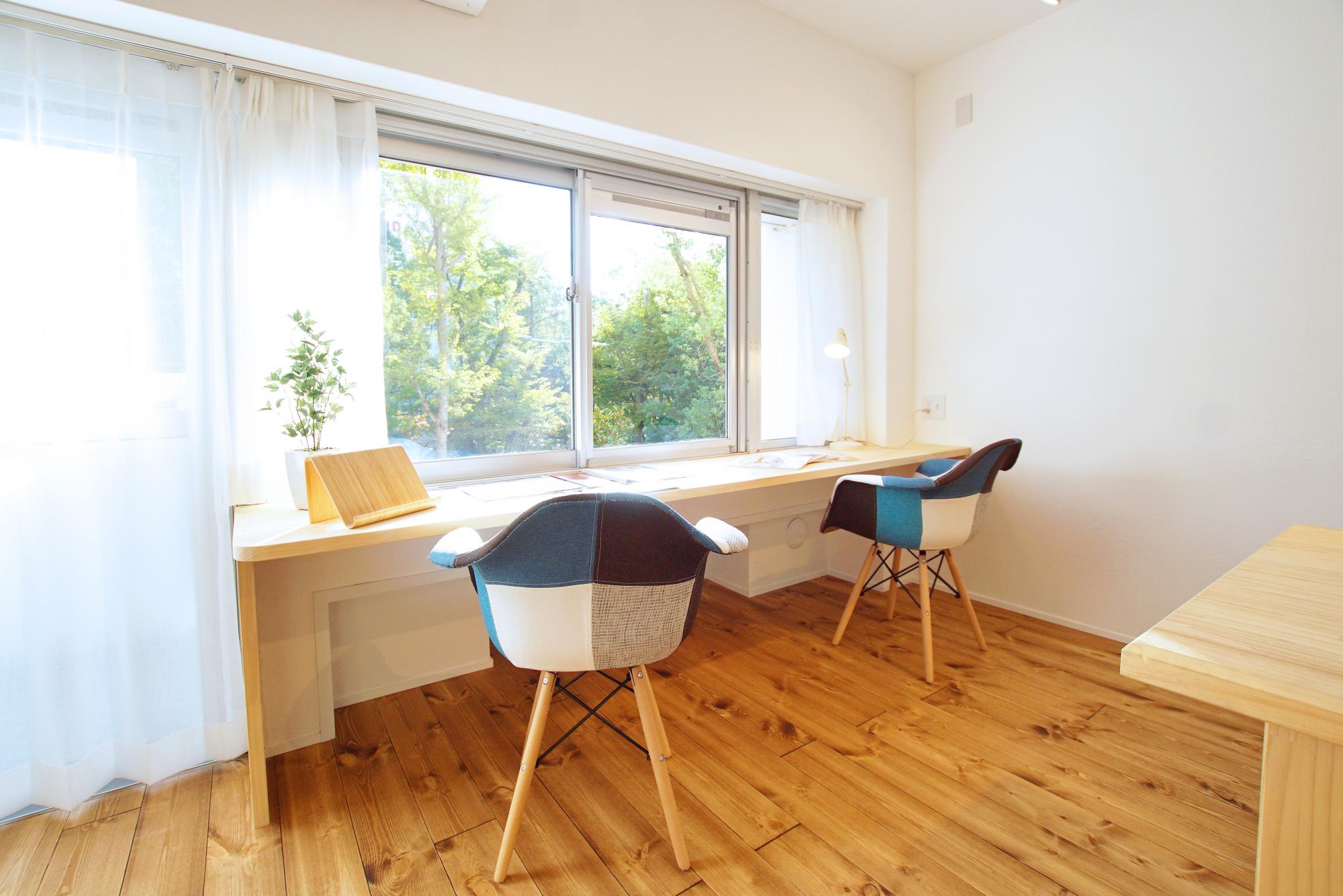 「オリジナルしっくいと無垢床が織りなす極上空間のマンションリフォーム」のリビングダイニング