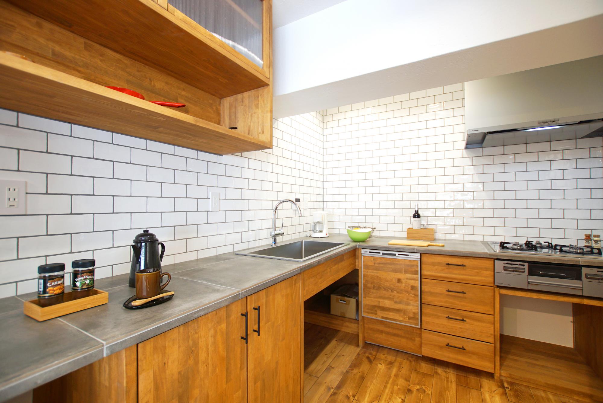 「オリジナルしっくいと無垢床が織りなす極上空間のマンションリフォーム」のキッチン