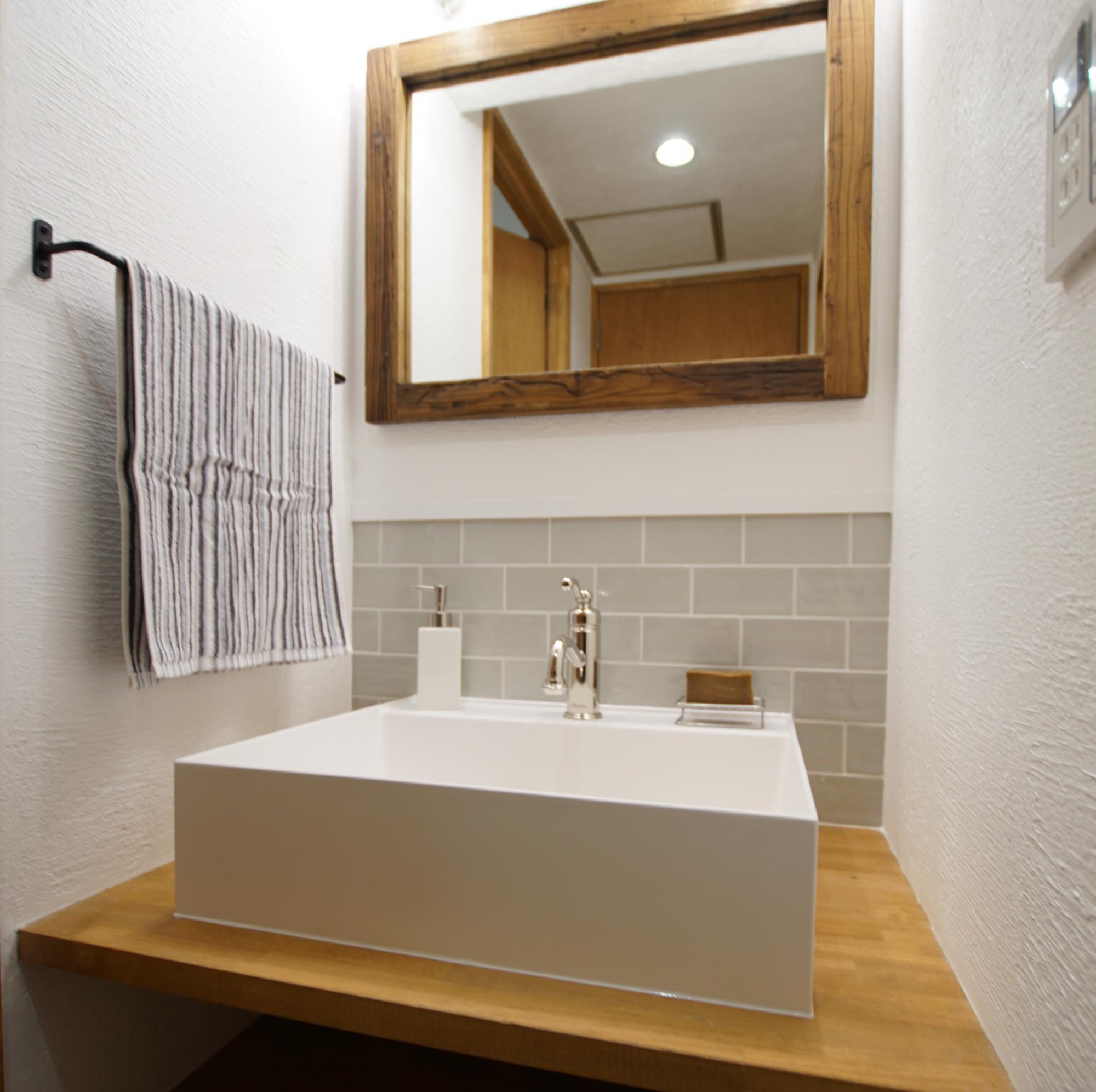 「オリジナルしっくいと無垢床が織りなす極上空間のマンションリフォーム」のお風呂・洗面所・トイレ