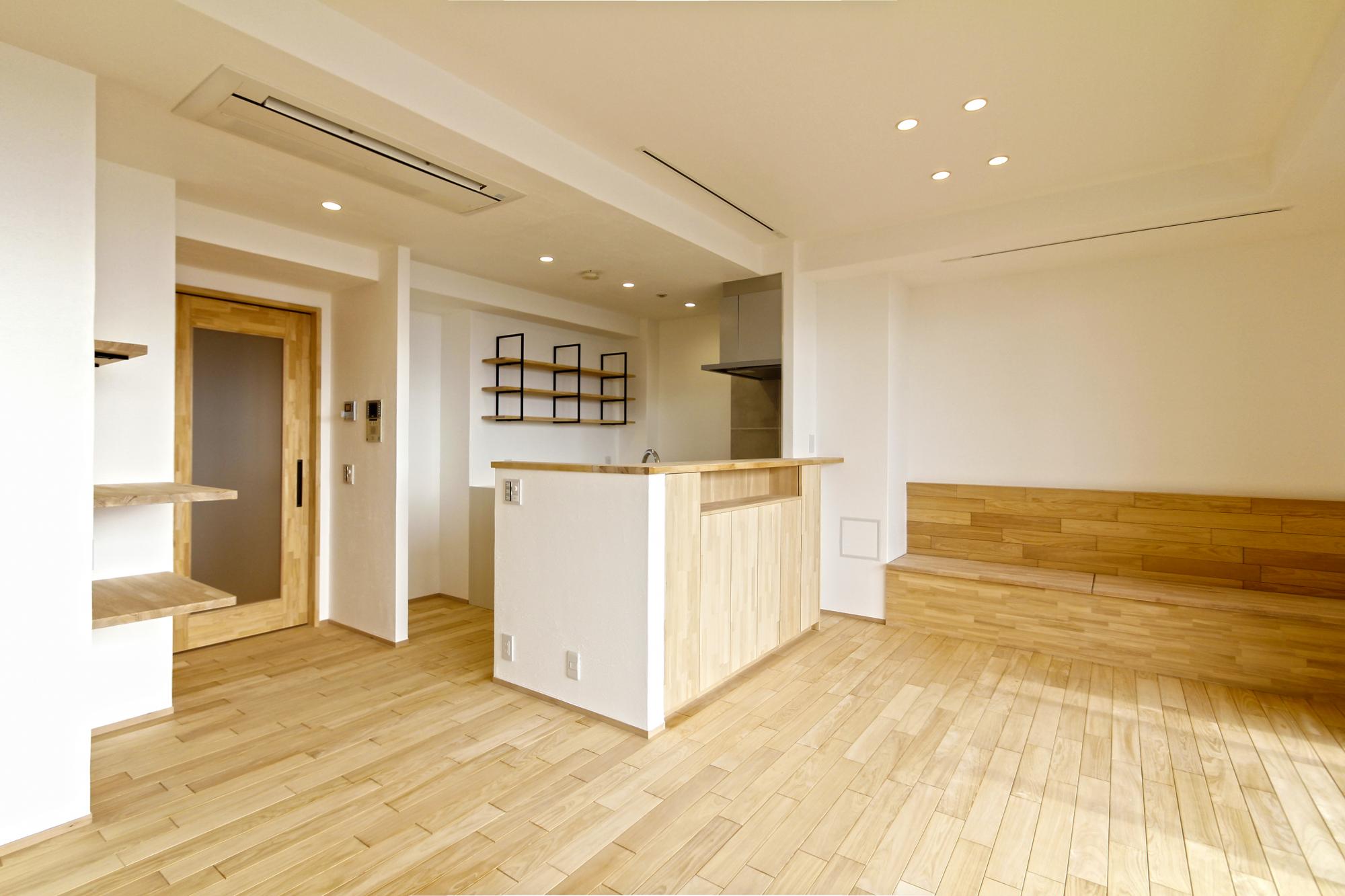 「自然素材でつくる、ホテルライクなすっきりデザインのマンションリフォーム」のリビングダイニング