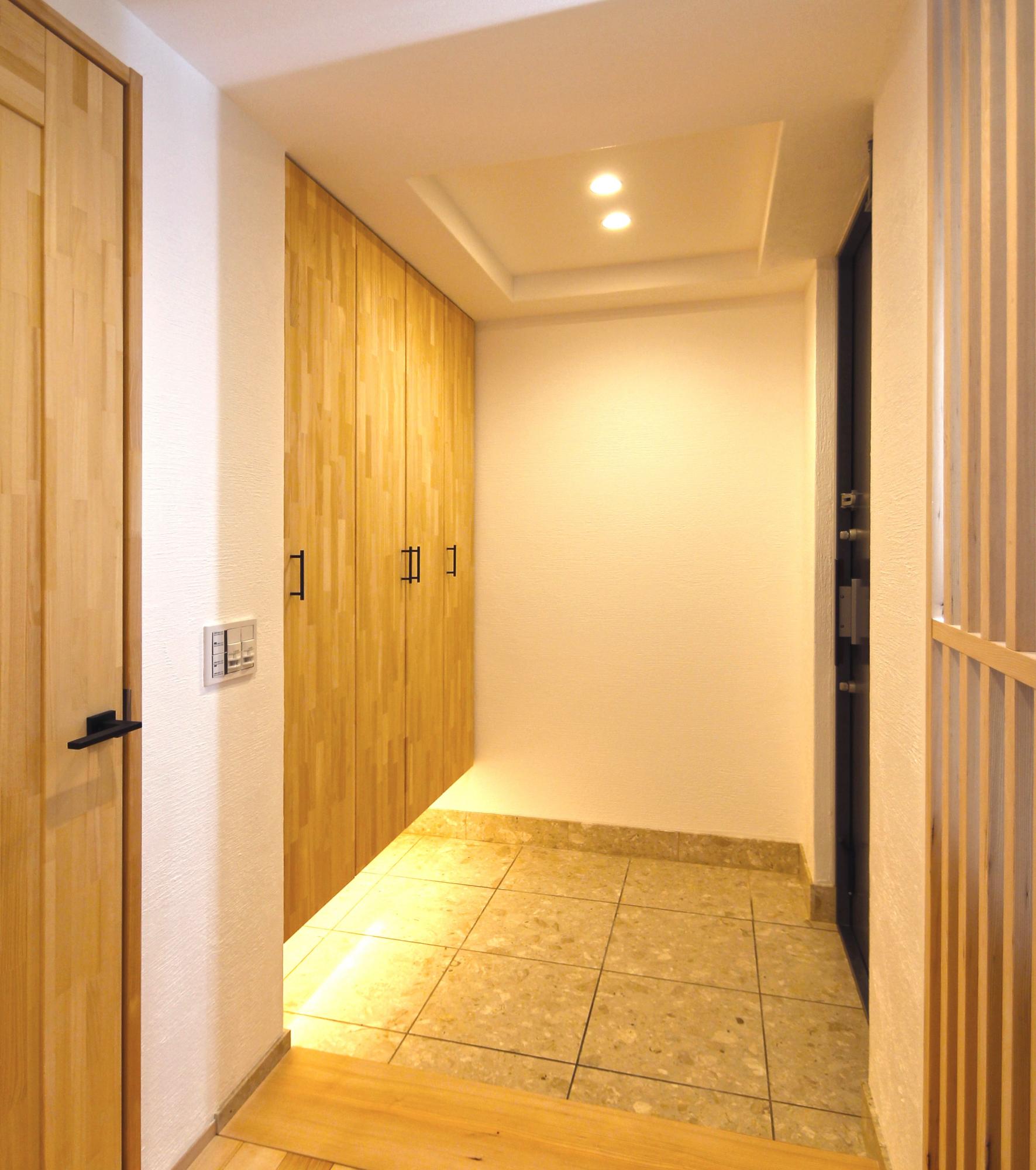 「自然素材でつくる、ホテルライクなすっきりデザインのマンションリフォーム」の玄関・土間