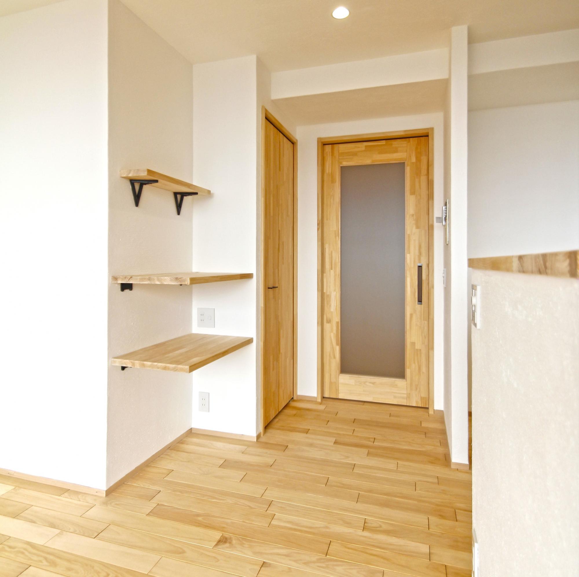 「自然素材でつくる、ホテルライクなすっきりデザインのマンションリフォーム」のリビングダイニング