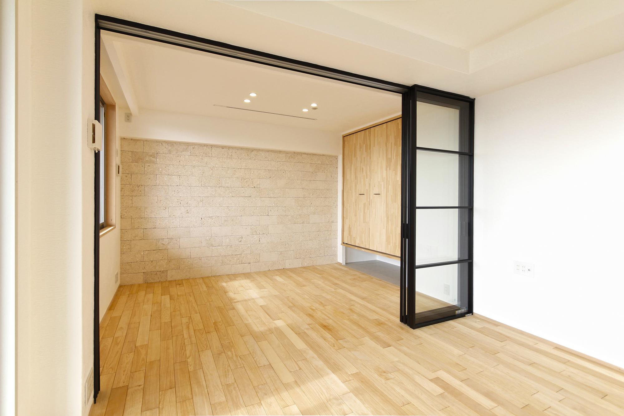 「自然素材でつくる、ホテルライクなすっきりデザインのマンションリフォーム」のリビングダイニング