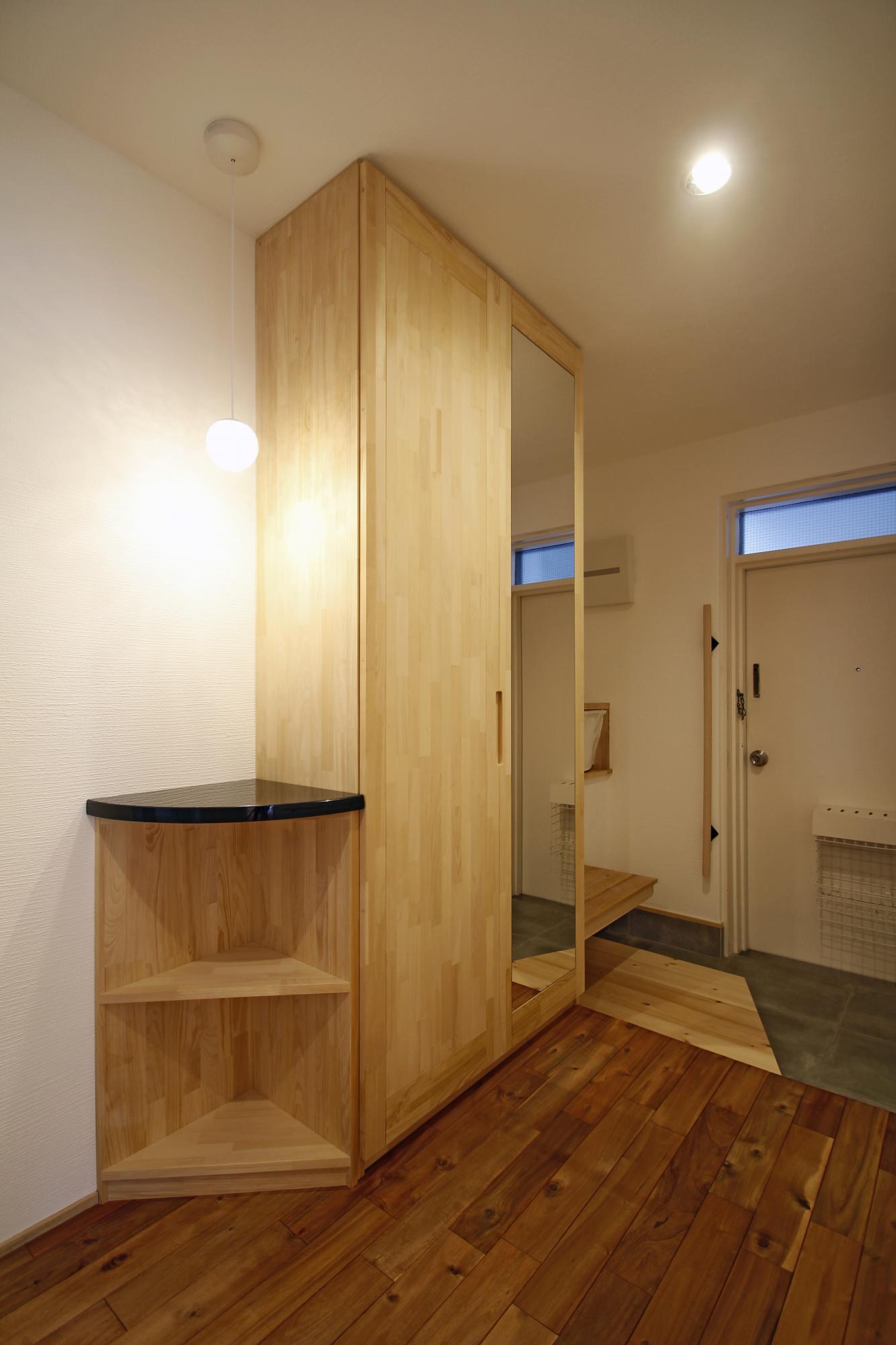無垢材で作られたシューズクローク。土間には、靴を履くときに座れるように、椅子を備え付けてあります。