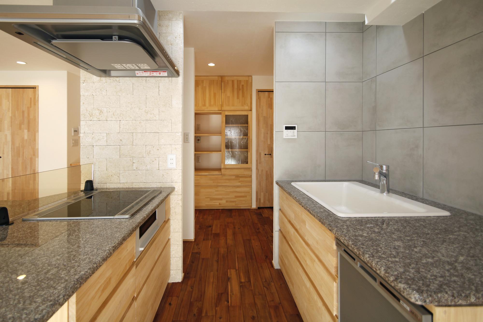 石天板と無垢材で作られたキッチン