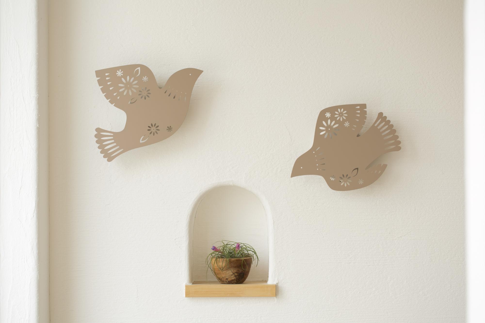 外壁・内壁・天井＜オリジナル漆喰＞
外壁の塗り壁材は、耐火性・耐久性・安全性・意匠性に優れ、他の素材では表現できない独特の風合いと質感があります。

内壁・天井は壁紙では表現できない、自然の風合いと癒やしの空間を演出。意匠だけではなく、耐火性や調湿性も優れています。