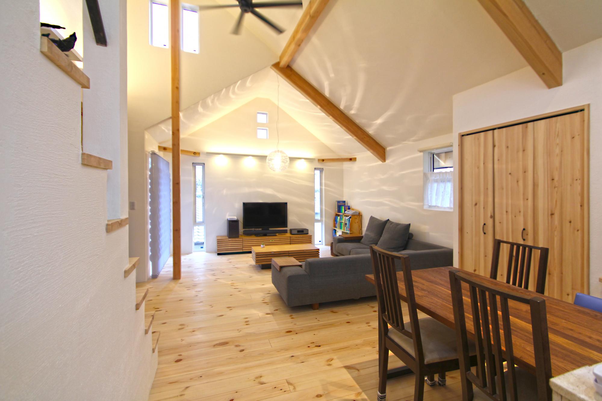 床材＜無垢材＞
見ているだけでほっと和む質感。温かくしっとりと優しい肌触り。

無垢材はナチュラルな暮らしにピッタリな素材です。また、身体に悪い薬剤殺虫処理やウレタン注入などもしていません。
内壁・天井は壁紙では表現できない、自然の風合いと癒やしの空間を演出。意匠だけではなく、耐火性や調湿性も優れています。