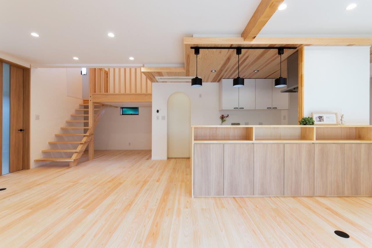 木の温もりと開放感が心地よく広がる、ナチュラルモダンな住まい。
無垢材の床と天井が空間全体に統一感をもたらし、明るくやわらかな雰囲気を演出しています。

対面式のキッチンは、空間の中心として家族やゲストとのつながりを生み出す設計に。シンプルで洗練されたデザインの中に、使いやすさと機能性がしっかりと備