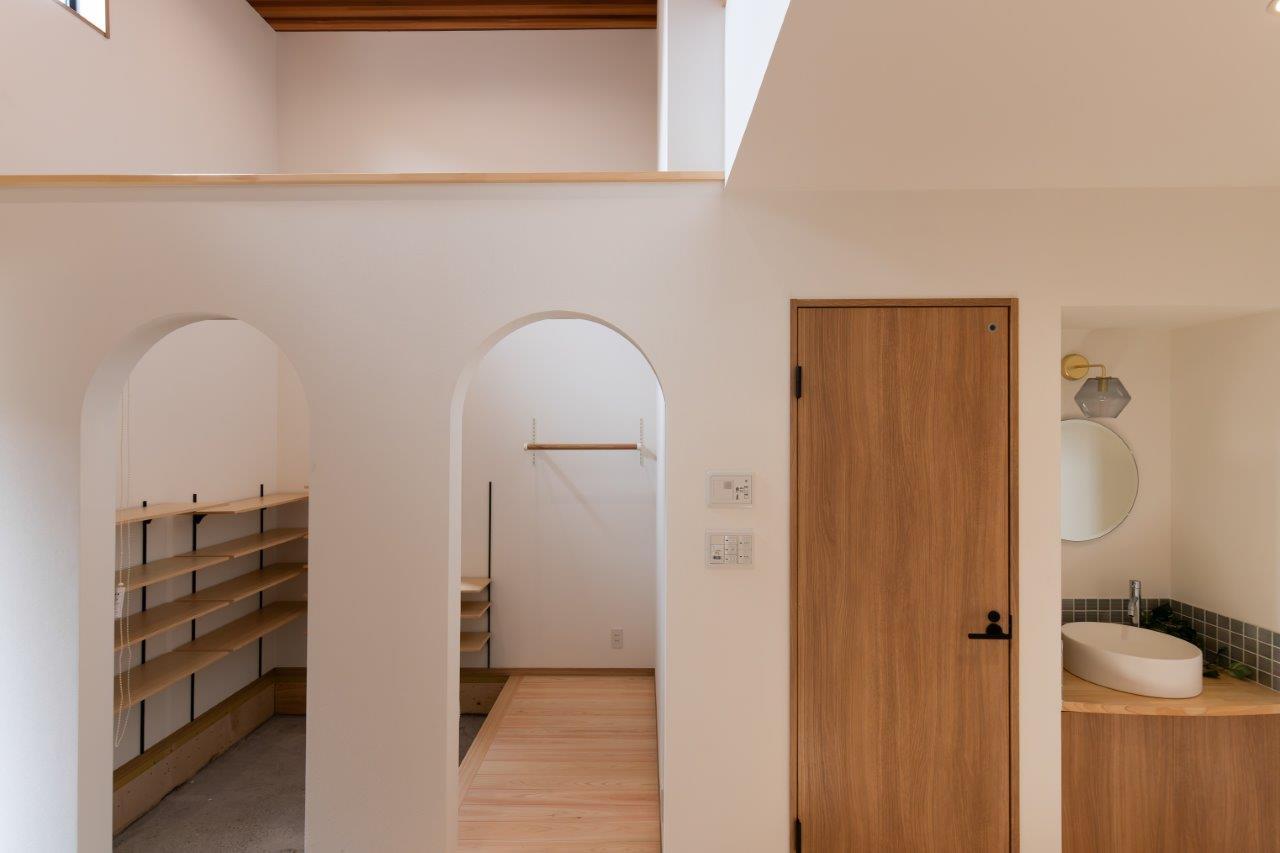 やわらかな曲線が印象的な、やさしさと個性を兼ね備えた空間。
アーチ状の開口がリズムを生み、住まいに柔らかな表情と奥行きをもたらしています。

玄関のすぐ横には手洗いスペースを設け、帰宅後すぐに手を洗える衛生的で安心な動線を確保。