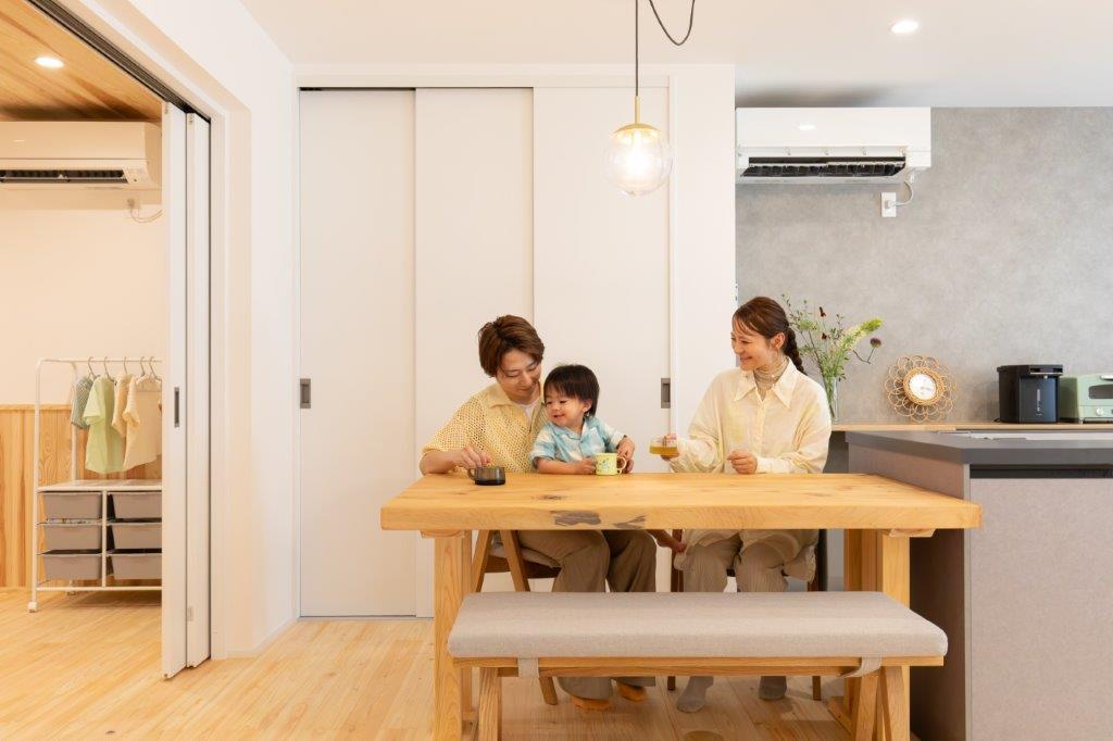 家族が自然と集まり、会話が弾むあたたかなダイニング空間。やわらかな光と木のぬくもりに包まれ、何気ない日常が心地よいひとときへと変わります。