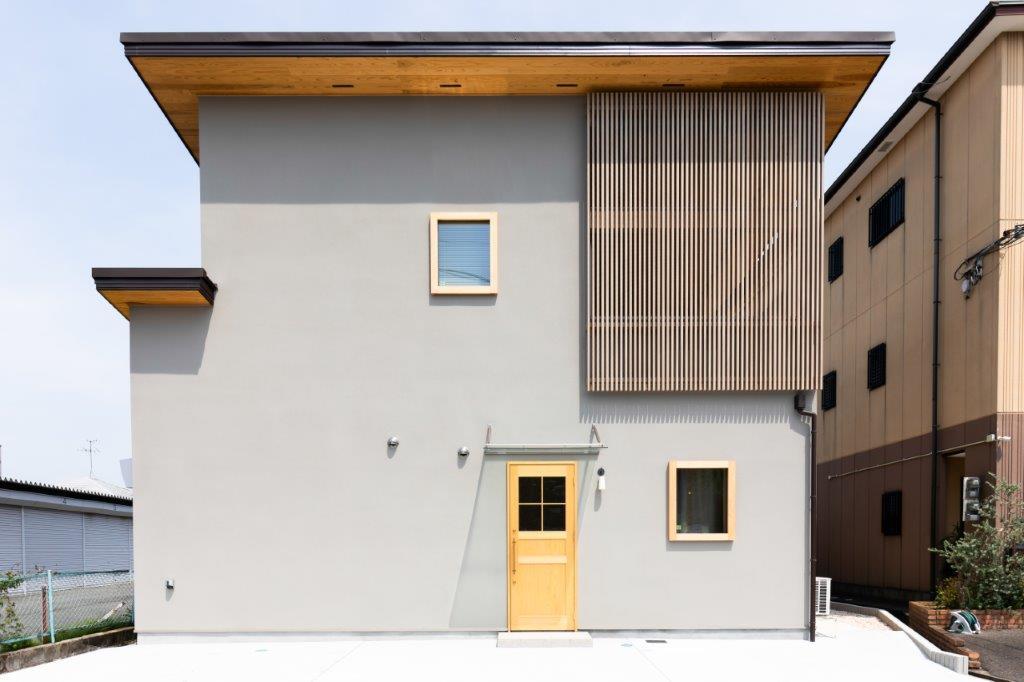 シンプルでありながら印象に残る、洗練された外観デザイン。やわらかな色合いの外壁に木の軒天やアクセントが映え、ナチュラルで温かみのある佇まいを演出します。