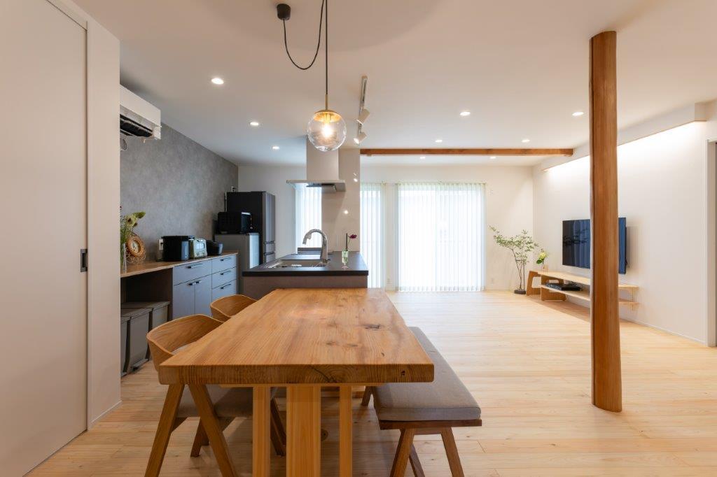 木の温もりに包まれた、開放感あふれるLDK空間。大きなダイニングテーブルを中心に、家族やゲストが自然と集い、ゆったりとした時間が流れます。