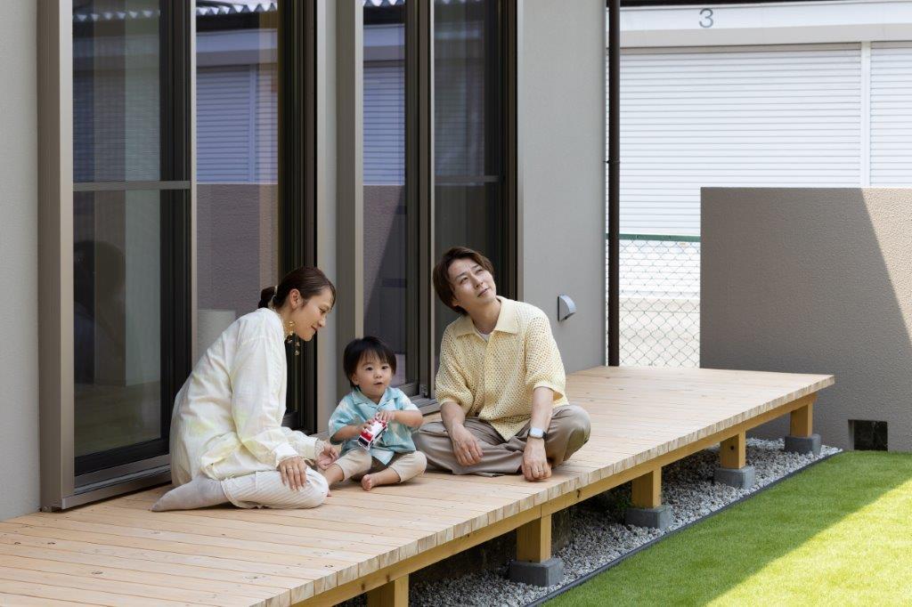 リビングとつながるウッドデッキが、暮らしにもうひとつの居場所をプラス。家族でくつろいだり、子どもと遊んだり、外の空気を感じながら過ごす心地よい時間が広がります。