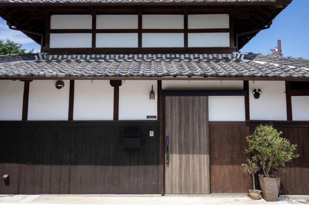 伝統的な意匠を大切にした、落ち着きある外観。白壁と木のコントラストが美しく、上質で趣のある佇まいが住まいの品格を引き立てます。