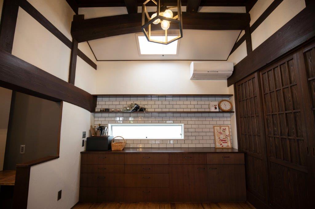 伝統的な梁や建具の美しさを活かした、趣あるキッチン空間。落ち着いた木の色合いとやわらかな光が調和し、上質で心地よい時間を演出します。