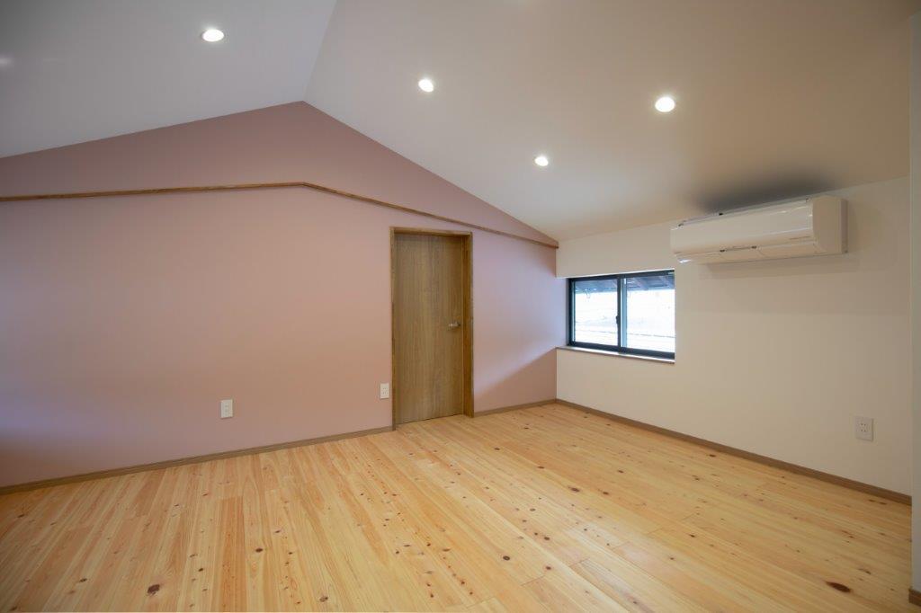 勾配天井が生み出す開放感と、やわらかな色合いが心地よい空間。シンプルな中に広がりを感じる設計で、ゆったりとした時間が流れる住まいです。