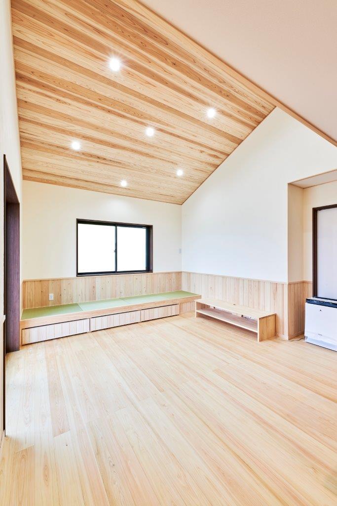 杉板の勾配天井が生み出す開放感と、木のやさしいぬくもりに包まれた空間。ベンチ収納を備え、くつろぎと機能性を兼ね備えた心地よい住まいです。