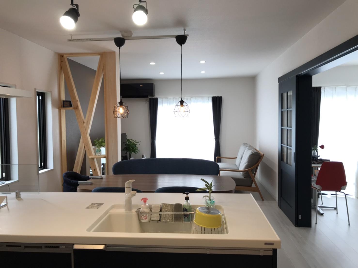 モノトーンで統一された、洗練されたLDK空間。開放的なキッチンとリビングがつながり、家族やゲストと心地よく過ごせる上質な暮らしを演出します。