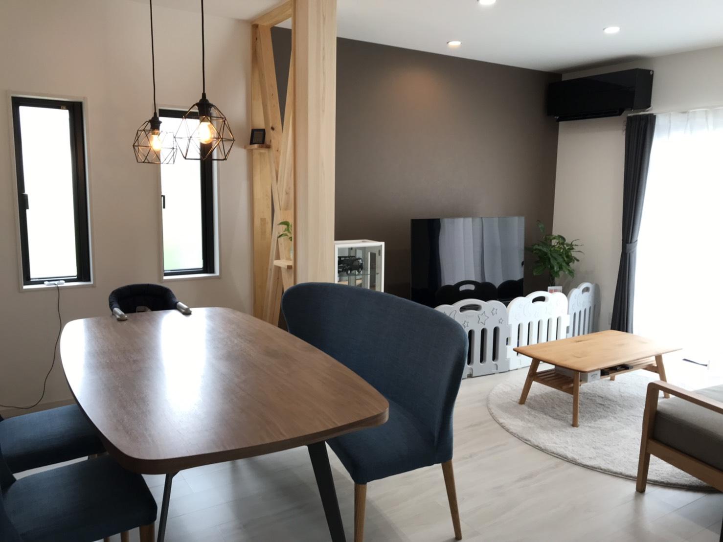 落ち着いたトーンでまとめられたダイニング空間。やわらかな照明とシンプルな家具が調和し、家族や友人とゆったりと過ごせる心地よい時間を演出します。