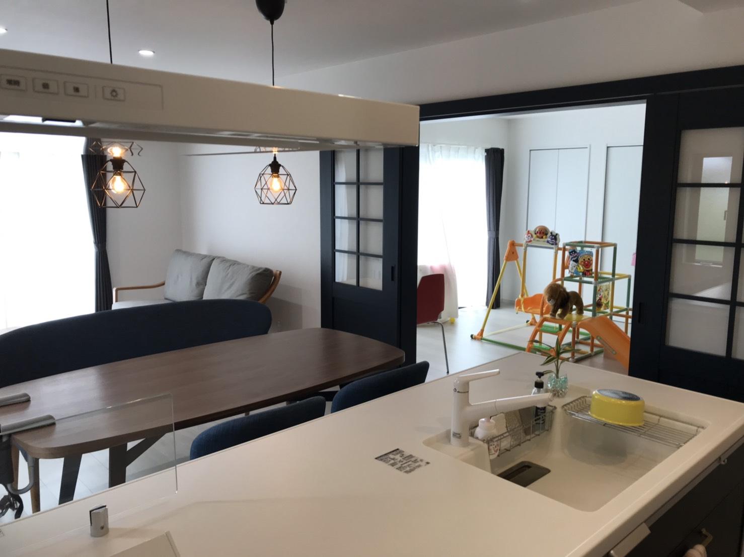 キッチンからリビングまで見渡せる開放的なLDK空間。家族の気配を感じながら過ごせる設計で、日常の何気ない時間がより豊かに広がります。