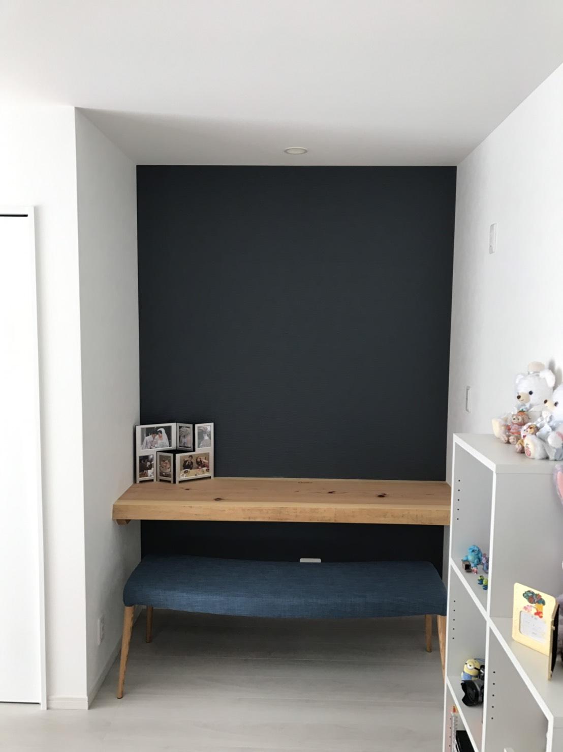 こもり感のあるワークスペースが、集中できる心地よい時間を演出。落ち着いたアクセントカラーとシンプルな造作デスクが、暮らしの中にちょうどいい居場所をつくります。