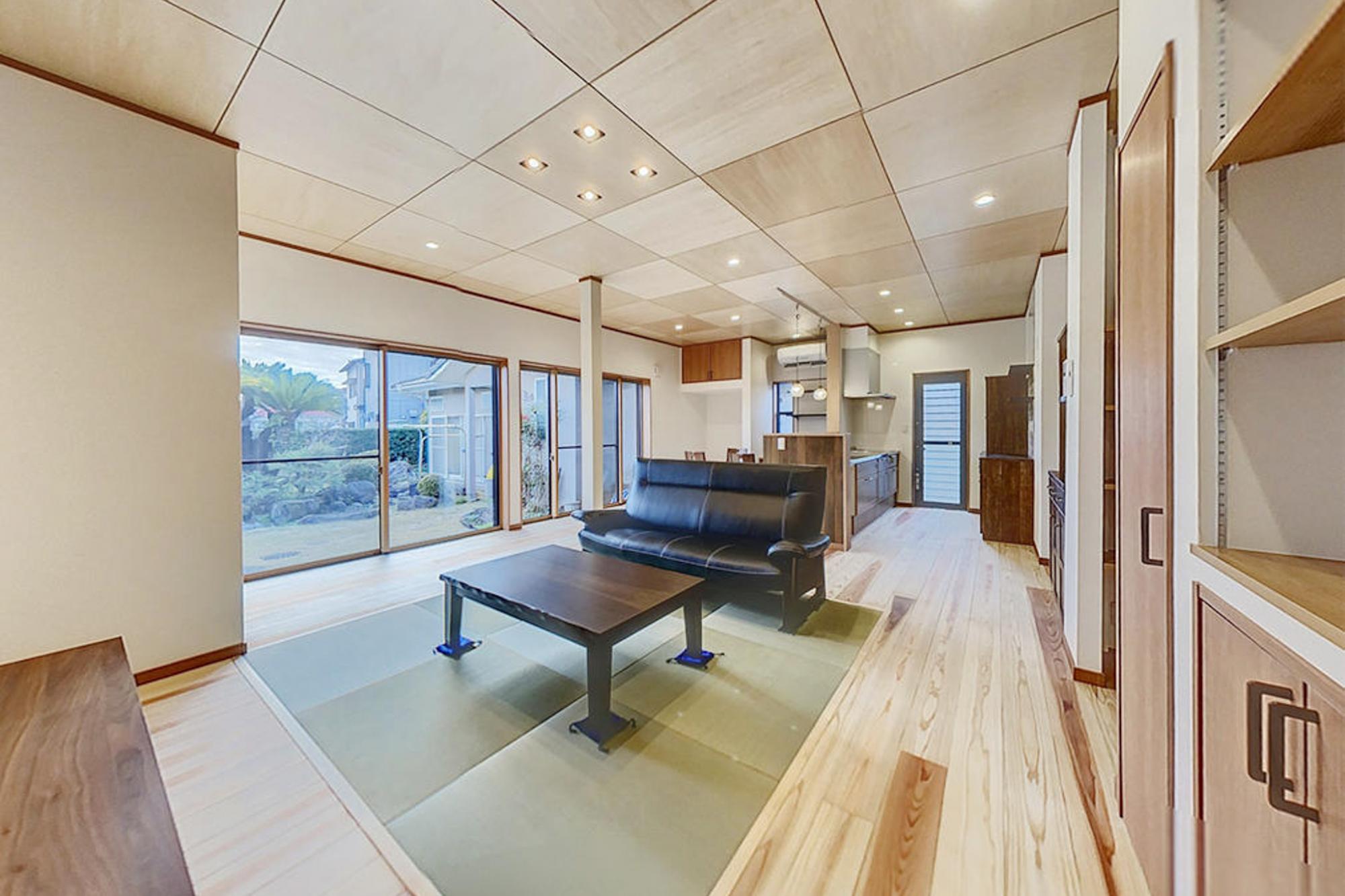 広いお庭が楽しめる大きな窓がポイントのリビング