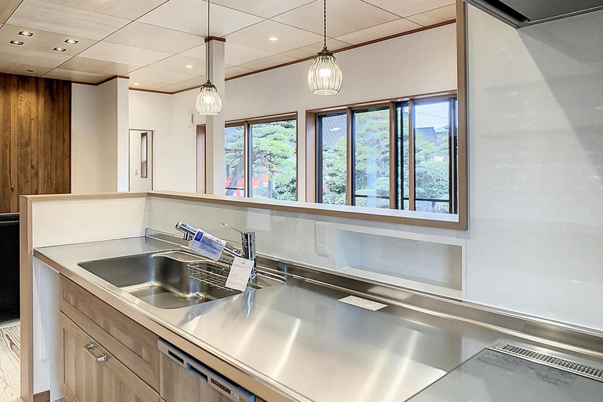 ゆとりの収納と機能性を備えたワンランク上のキッチン
料理しながらでもご家族様とのコミュニケーションも出来るような配置に。