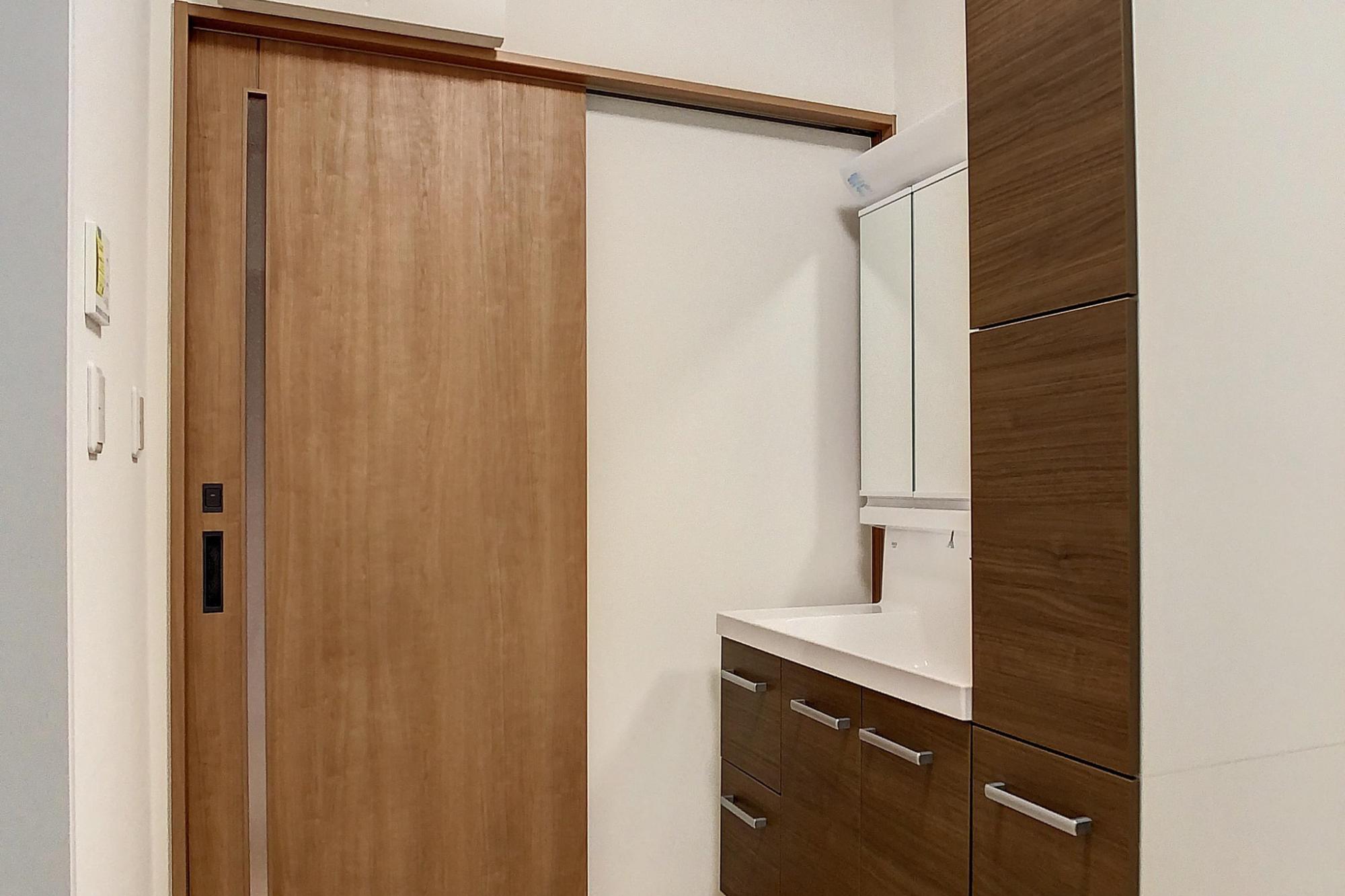 計画的収納の洗面脱衣室は、トールキャビネットを入れてもゆとりのあるスペースに。