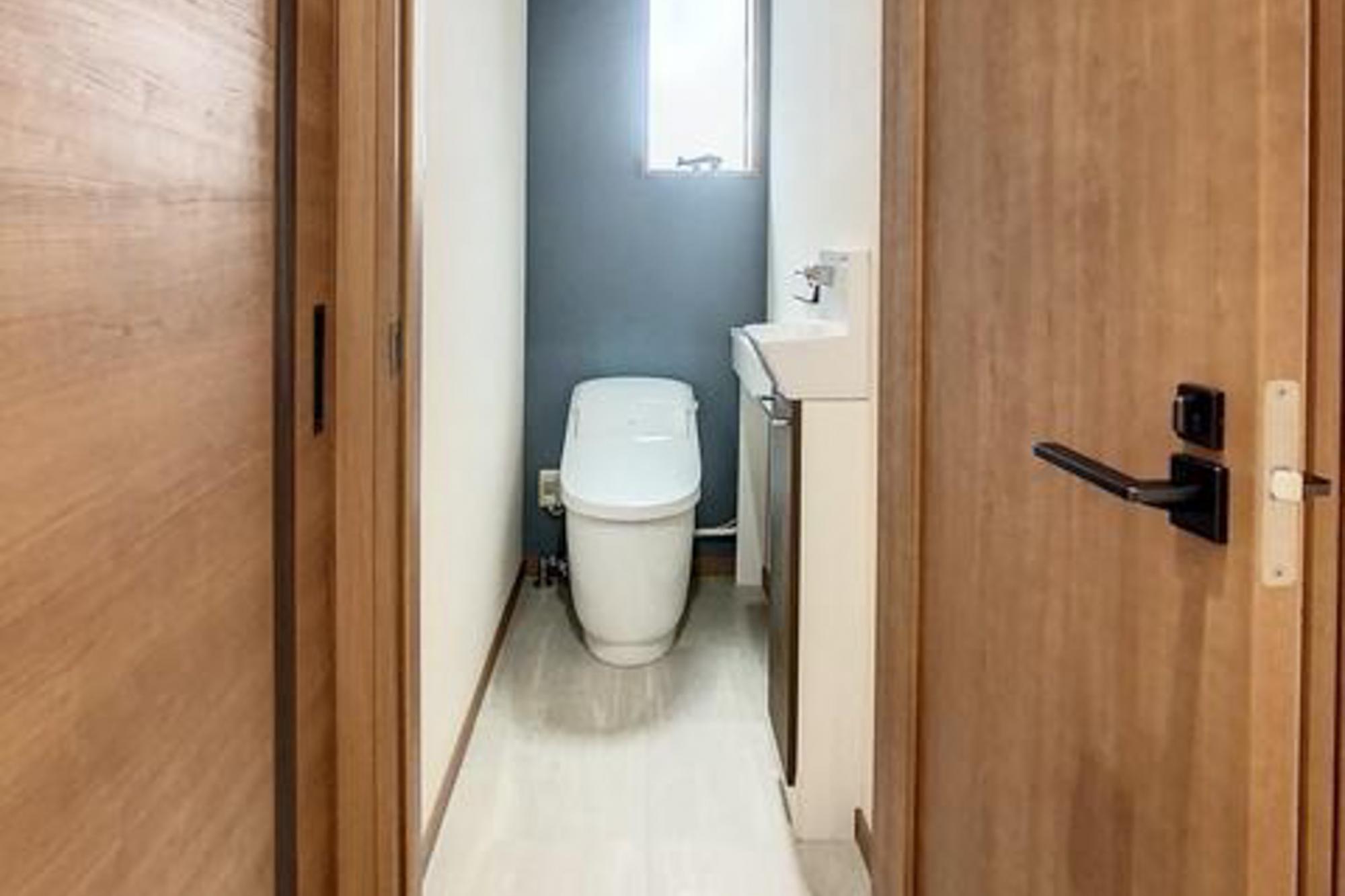 「トイレは2ヵ所欲しい」というご家族の希望にお応えし、1ヶ所はＬＤＫ・洗面脱衣室に近く、もう1ヶ所は洋室に近く配置。手洗いカウンターを設置し、衛生面にも配慮。