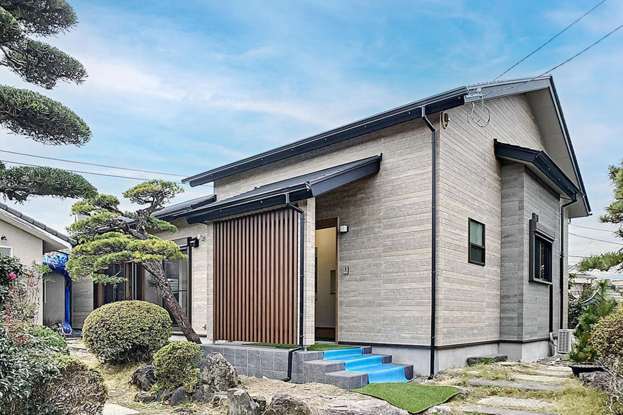 耐震対策の為既存の屋根瓦と外壁を撤去。屋根は軽いガルバリウム、外壁下地に耐震の面材を施工しメンテナンスの面も考えたサイディングを施工。