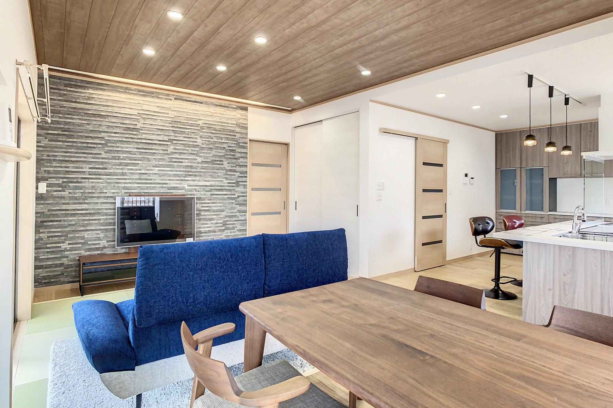 TV裏壁に設置されたエコカラットが、リビングをより豪華に演出