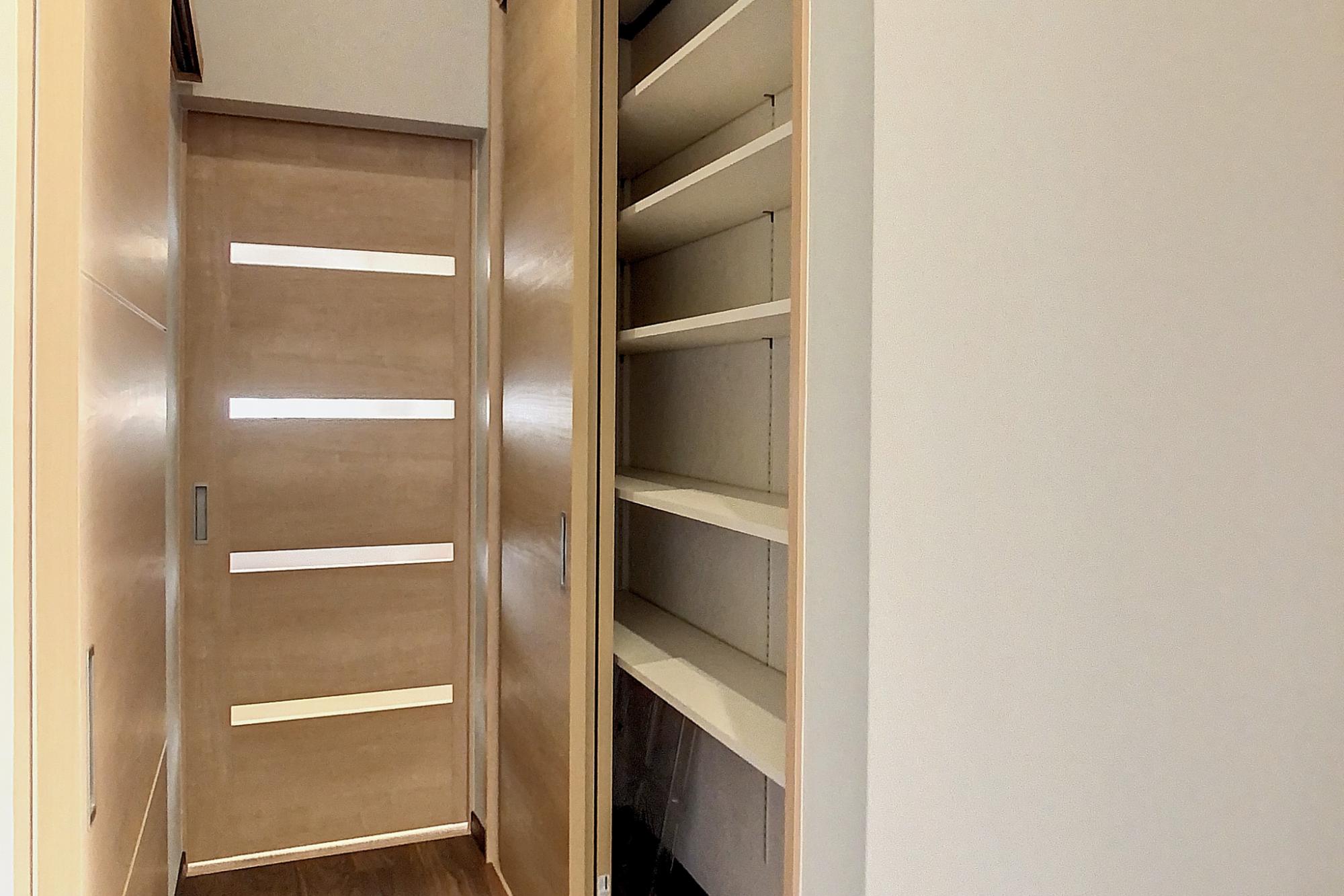 和室の押入1.0帖を反対側の廊下部分からもアクセスできるように仕切り、収納を"ただ広い"から機能的なものに。これで洗面脱衣室・浴室・トイレで使うタオル・備品などを収納出来ます。