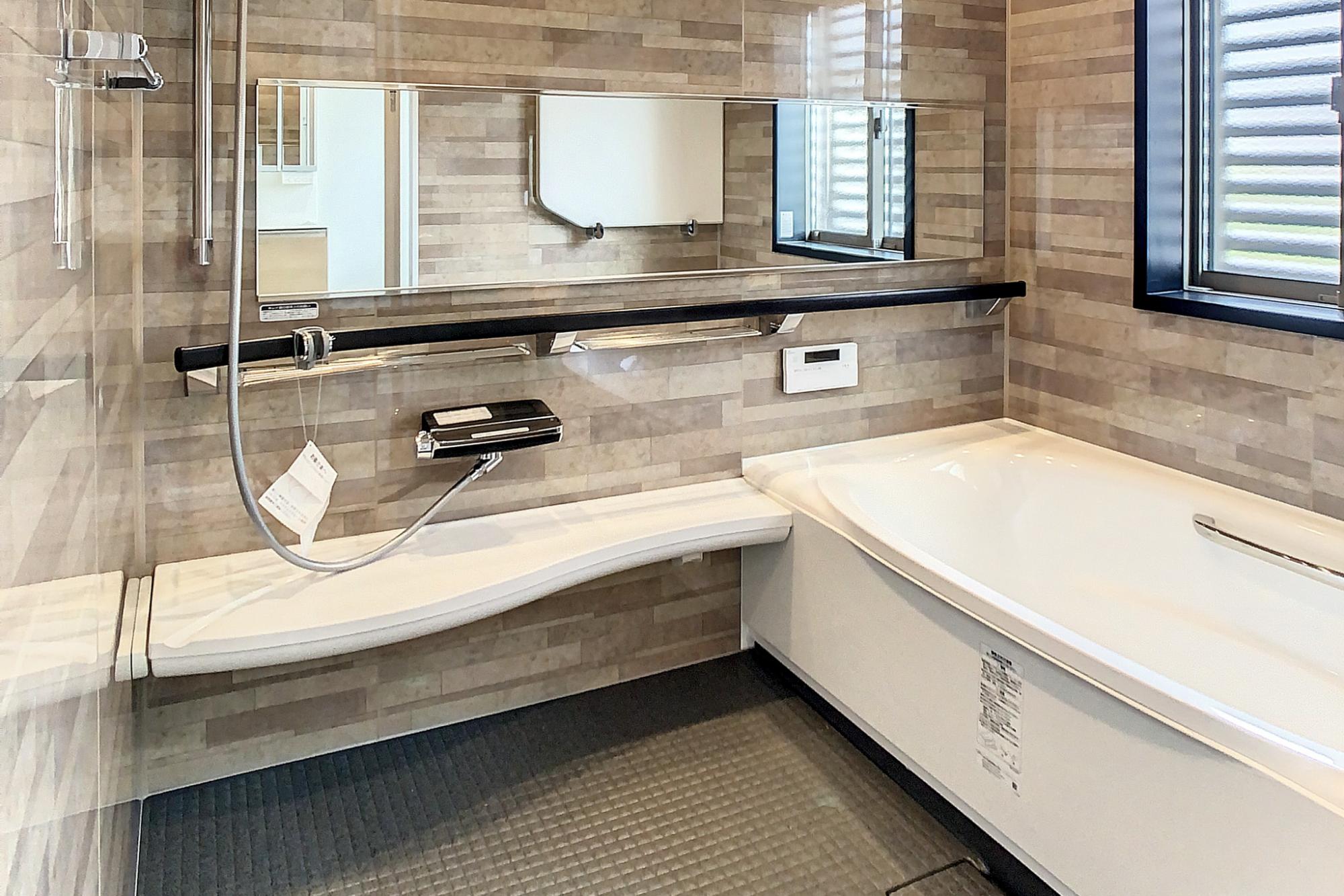 広さも十分なゆったりとくつろげる浴室で