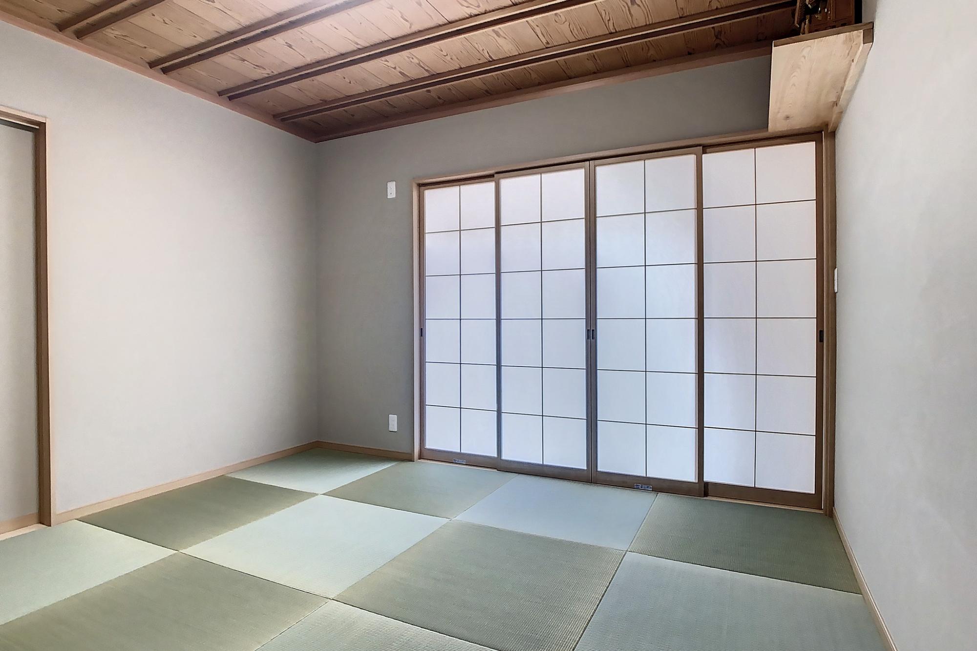 琉球調のタタミを使用して、おしゃれな和室を演出。畳表は目積が細かく、高級感のあるものに。壁は塗り替え、障子はアルミ製に交換しましたが、天井は既存のままとした。