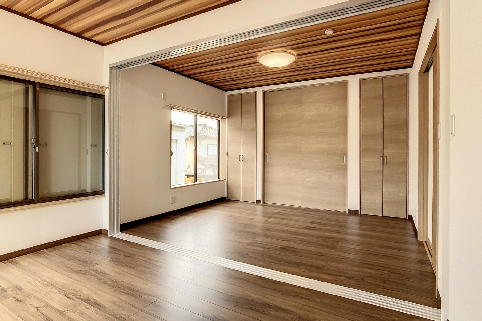 和室続きの2間を洋室として父母の寝室に改造。
普段使いは6帖+6帖と間仕切りの引戸で分けて使用可能。