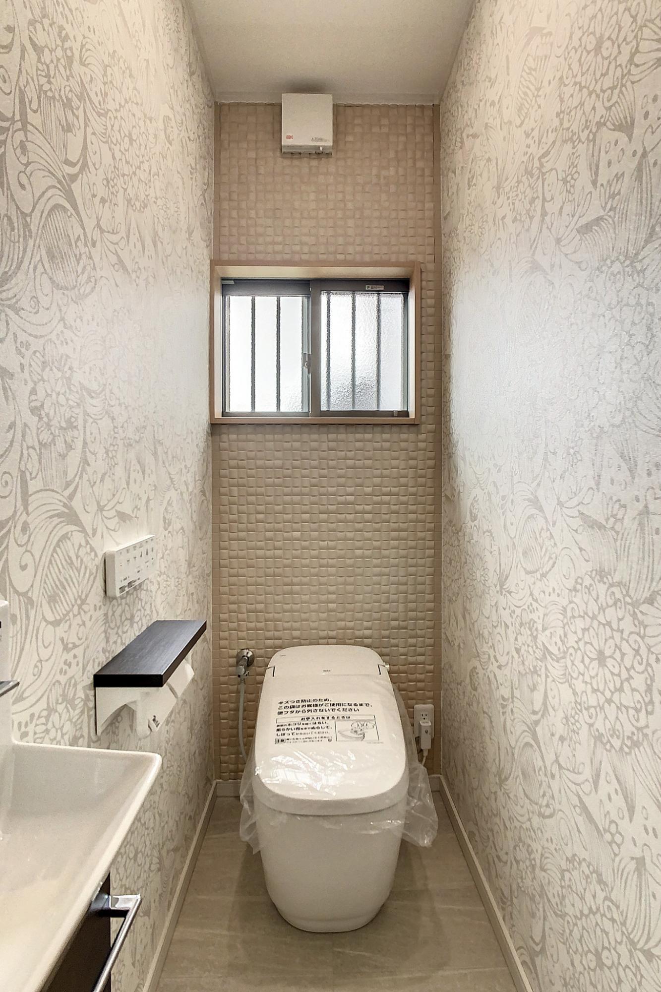 壁のクロスをかわいく仕上げたトイレ