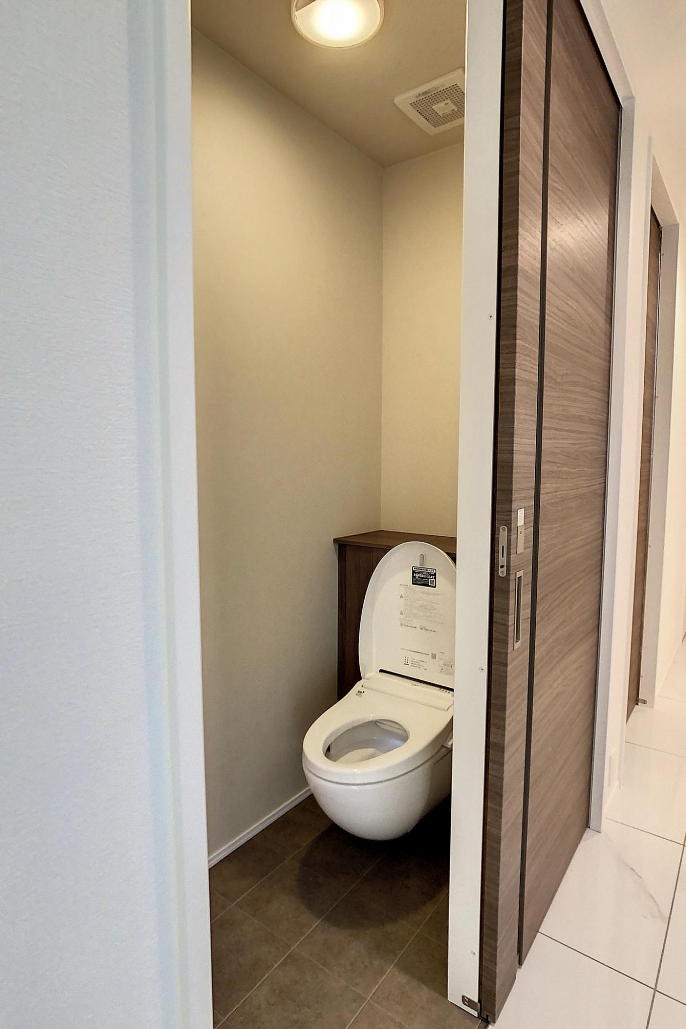 トイレ全体のお手入れを考慮し、床から便器が浮いているフロートトイレを採用。便器は凹凸が少なく、床との距離があり、キャビネッを設置したことで床に物を置く必要がなくなり、お手入れが容易に。