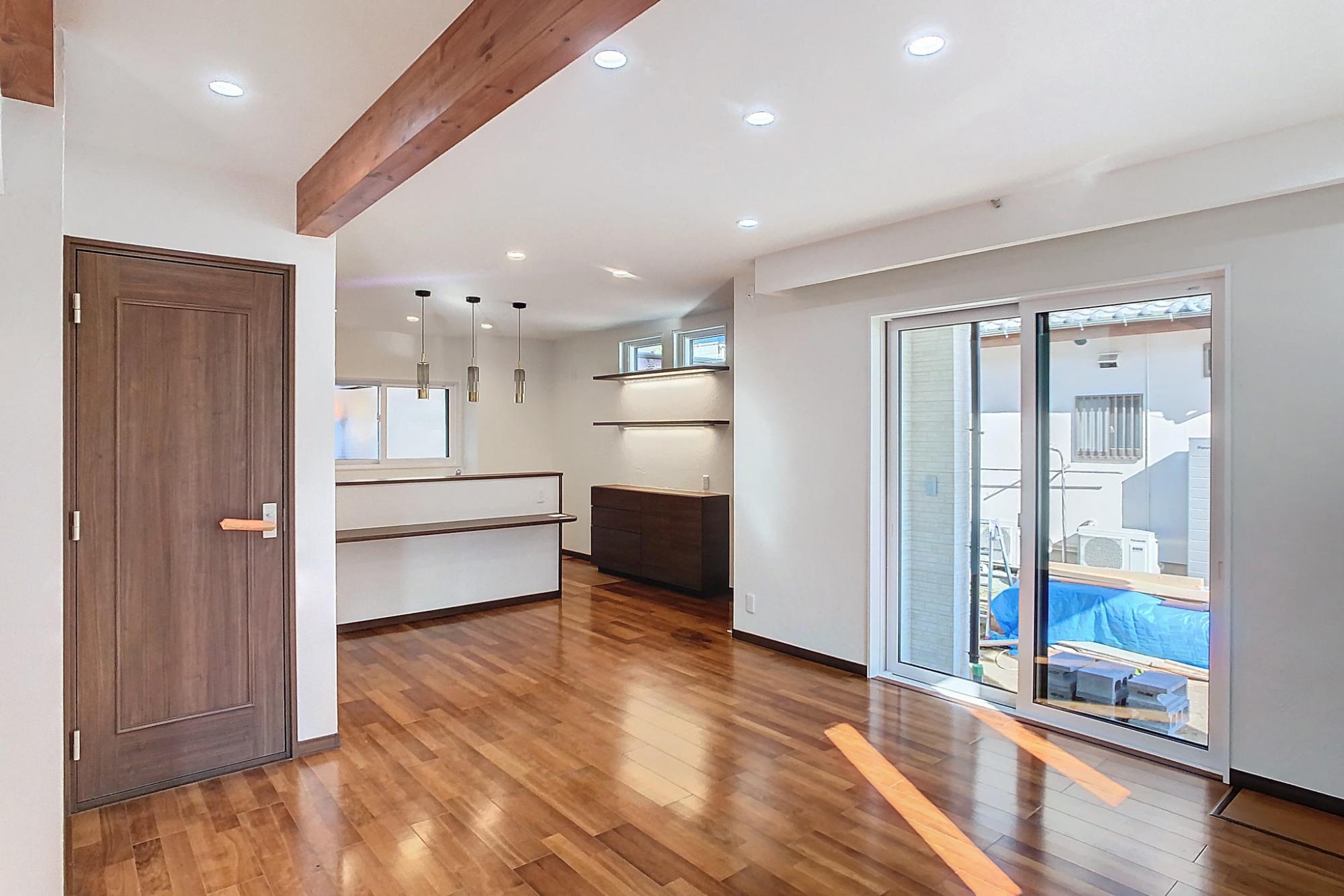 広々としたリビングルームは、木の温もりとモダンなデザインが調和。
吸音効果が高いセルロース断熱材と防音ドアにより快適な住＆音楽環境を実現。