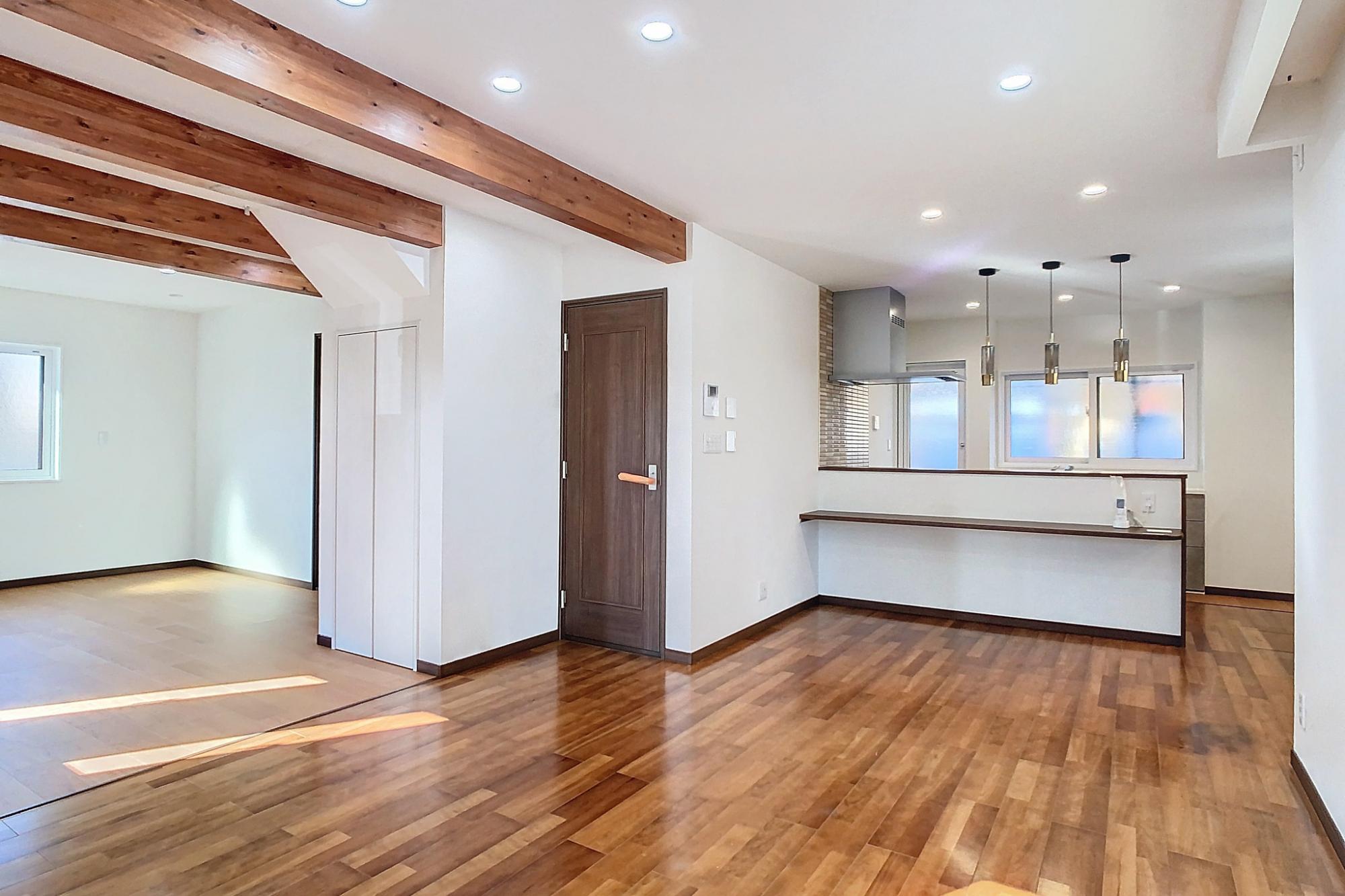 最新のリフォームによって生まれ変わったこのリビングルームは、趣味の音楽演奏＆鑑賞を楽しむため、吸音効果が高いセルロースファイバー断熱材と防音ドアにしました。音漏れを気にすることなく憩いの空間となりました。