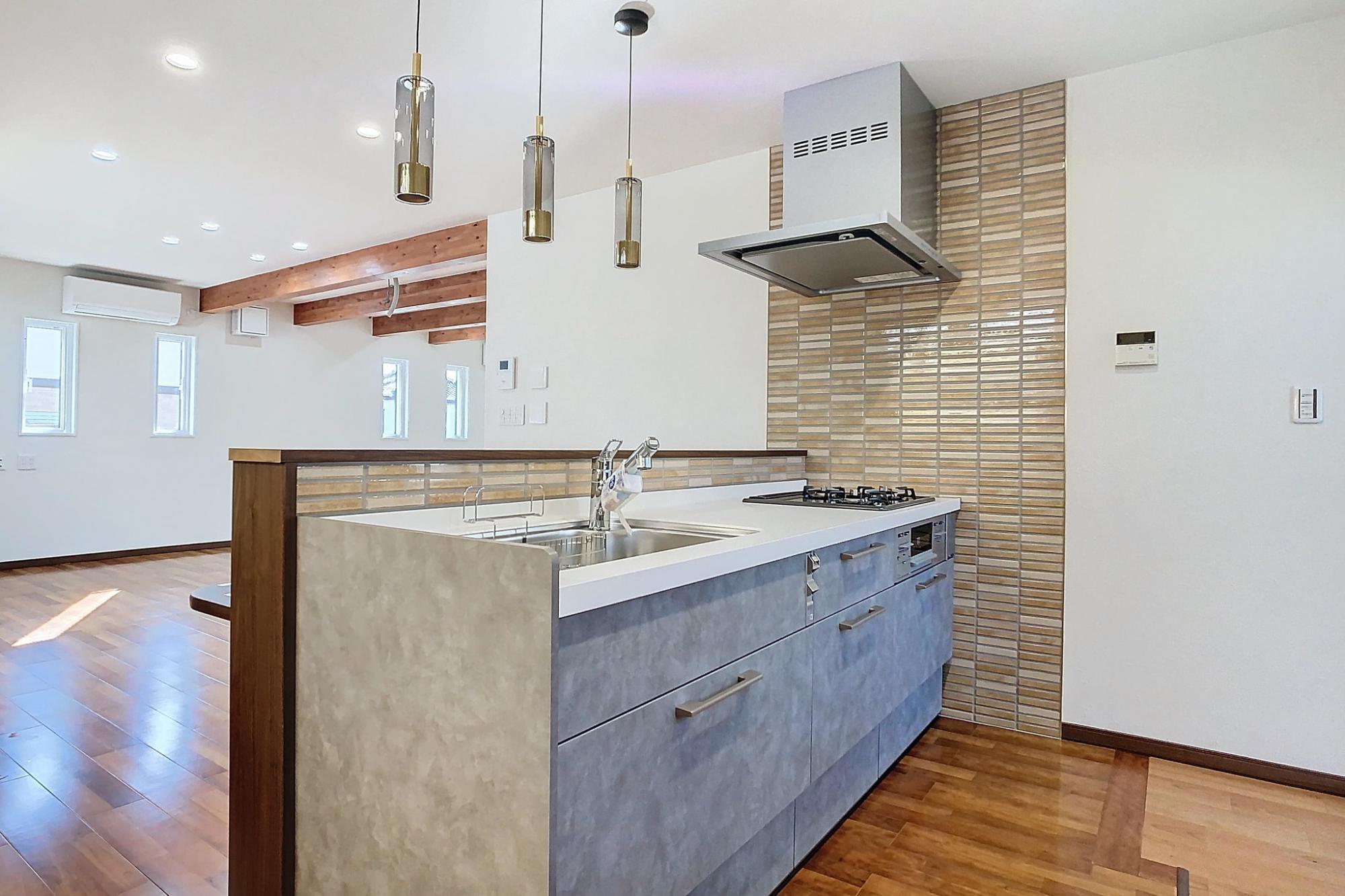 リビングに隣接するスタイリッシュで機能的なキッチン
空間に調和した照明が、明るく温かみのある空間を演出。
照明器具（ﾍﾟﾝﾀﾞﾝﾄﾗｲﾄ）はご主人様のこだわりです。