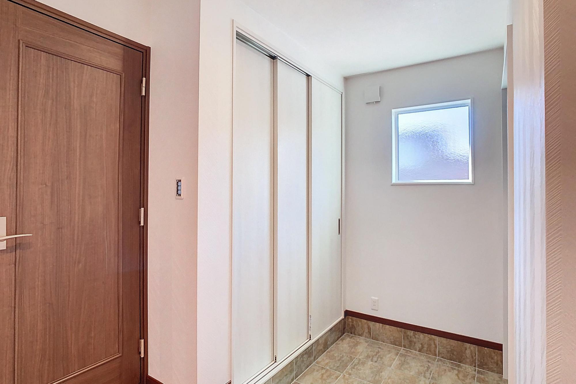 シンプルで洗練されたデザインが特徴の玄関。
明るい光を取り入れる窓とたっぷりとした収納スペースで、訪れる人々を心地よく迎え入れます。