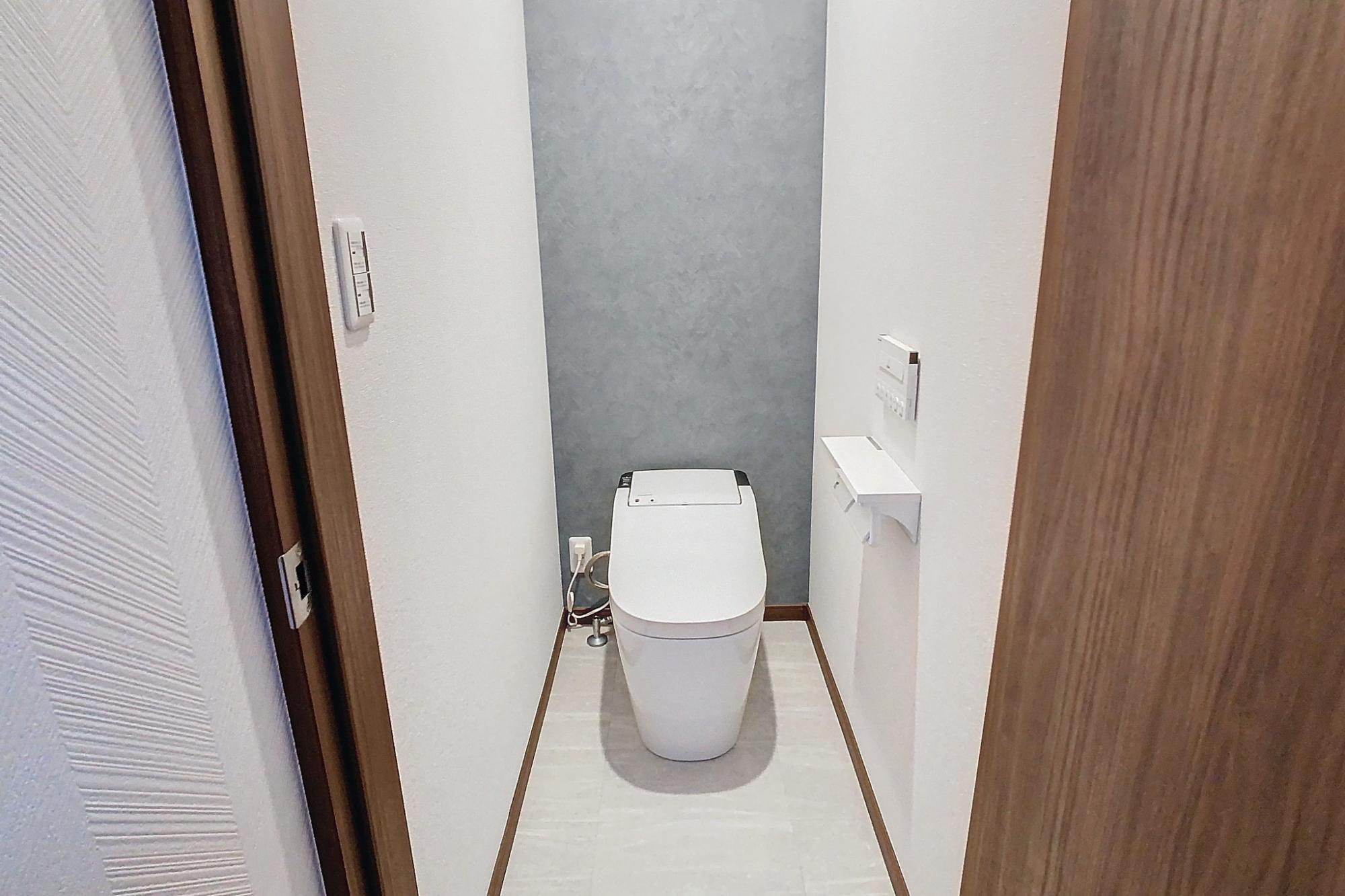 スタイリッシュで省スペースなタンクレスのトイレ
使用動線を考えトイレの位置を変更しました。
モダンなデザインと革新的な技術が、快適さと美しさを両立させます。