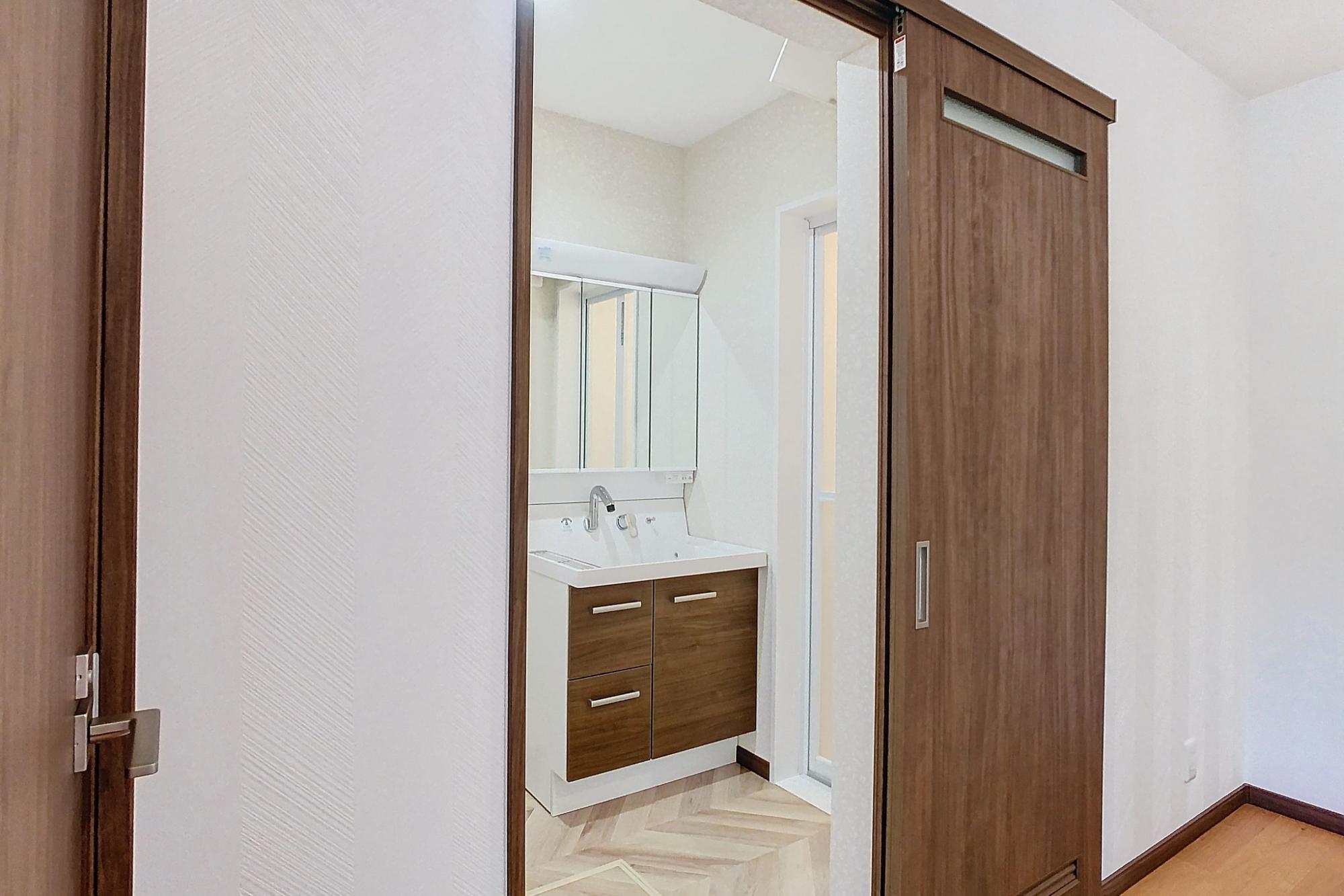 清潔感あふれる白を基調とした空間は、心地よい一日の始まりを演出します。