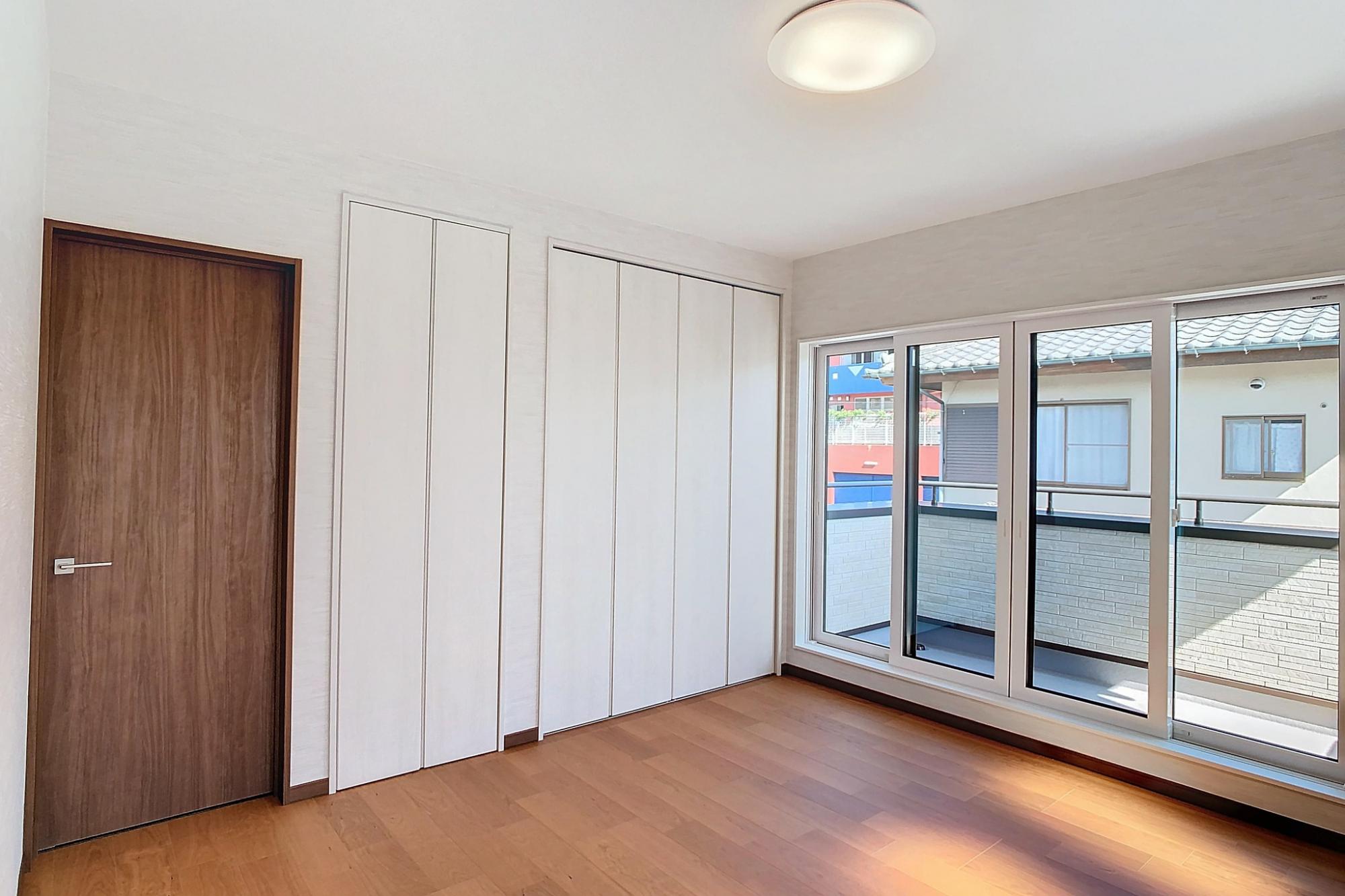 新設のバルコニーから自然光が豊富に差し込み、開放感あふれる居心地の良い特別な空間となった2階の洋室。もともとは和室で収納部分は床の間だった和風な部屋からの大変身。