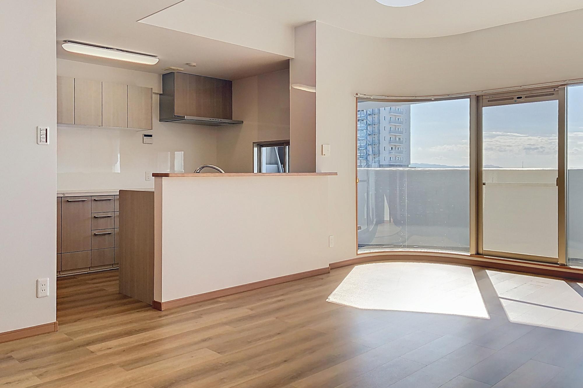 LDKと和室の間仕切、洋室2間の間仕切りを撤去して大きなＬＤＫに。