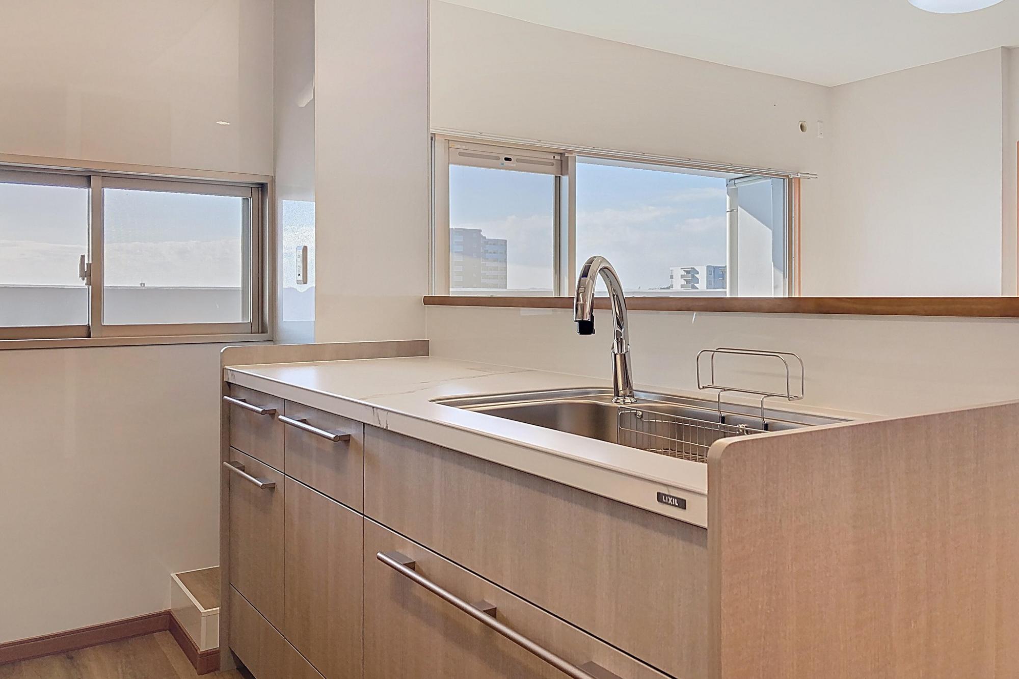 既存L型キッチン・腰壁カウンターを撤去し、二の字型キッチンにすることで収納力アップ。
セラミックトップ天板、ラクパット収納、ナビッシュ水栓、食洗機など機能も充実。
腰壁の移動にはサーモグラフィーを使って床暖房を傷つけないように配慮。