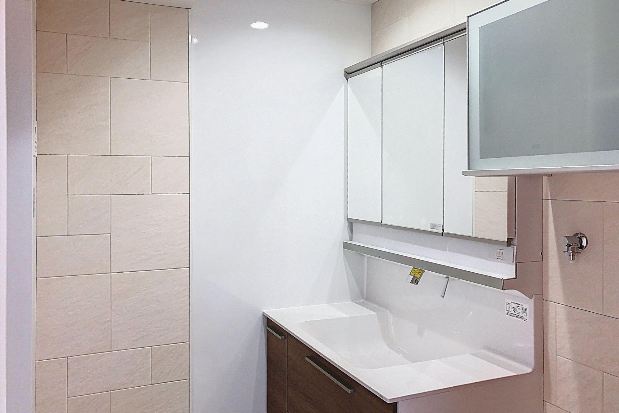 湿気をとことん管理できる洗面脱衣室
洗面化粧台を新たなものに交換、ウオールキャビネット設置
防水パネル、エコカラットタイル貼、天井壁ビニールクロス、床クッションフロア張り替え