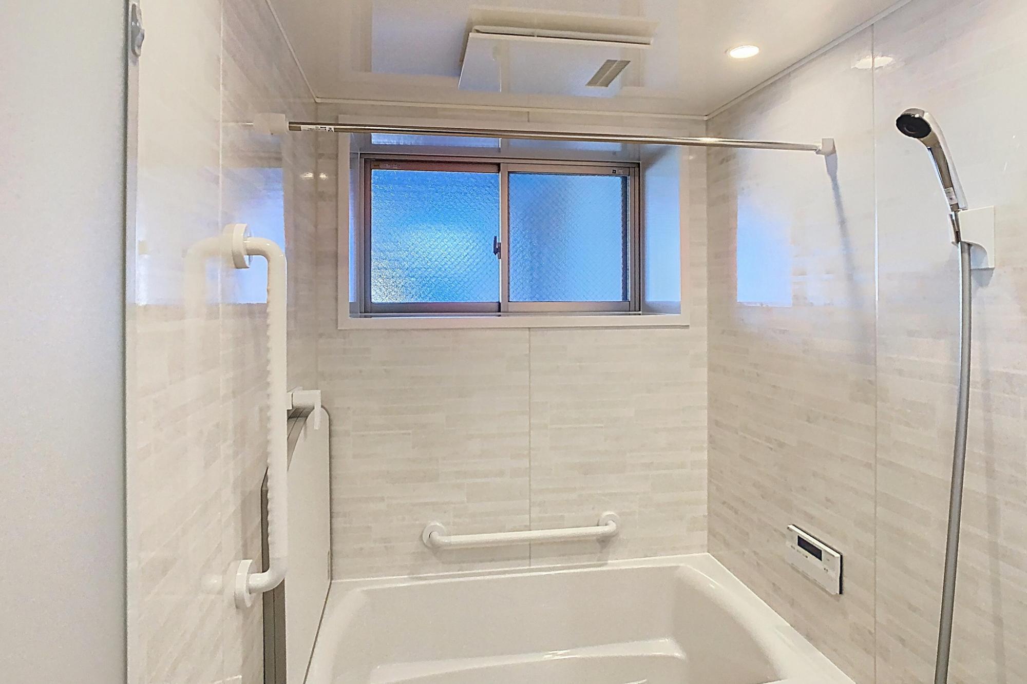 暖かく、明るい色調のユニットバス