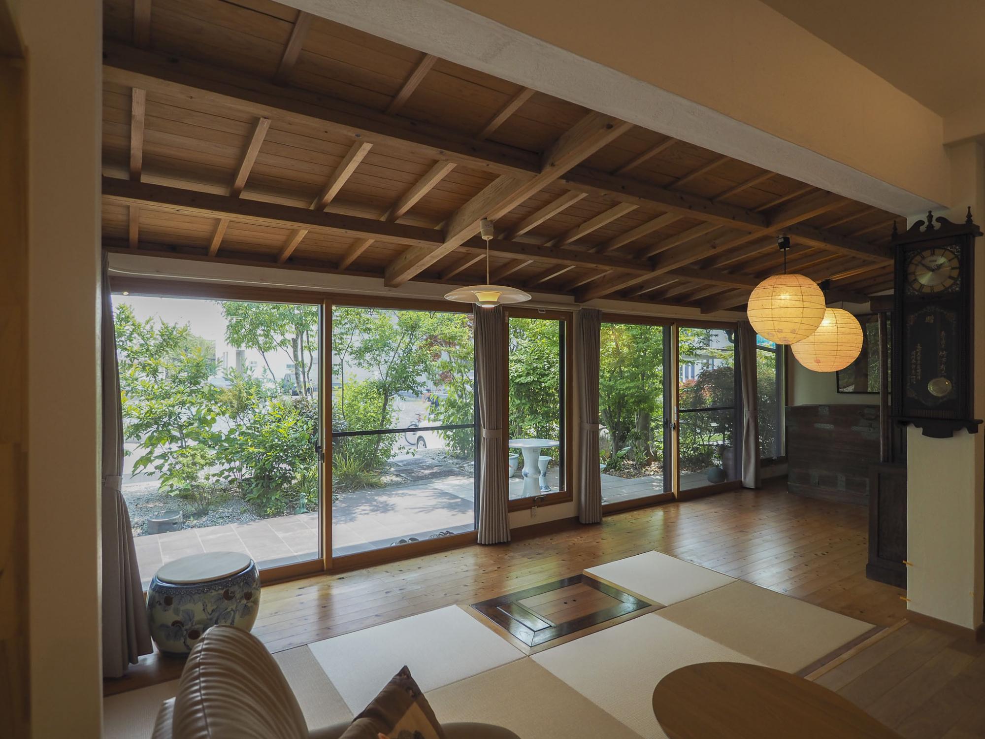 たくましい梁、陽の光を優しく採り込む広縁、味わい深い建具など、これまでご家族を見守ってきたひとつひとつの要素を、デザインのアクセントとして上手に活かし、新築にはない魅力を引き出しました。