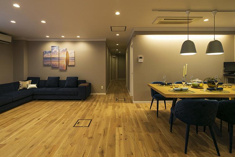 もともとは部屋数の多い、和室の住まい。ダイニングとリビングをひと続きにして、家族がコミュニケーションをとれる広いLDKとした。色数を抑えたことで、より落ち着く雰囲気に。